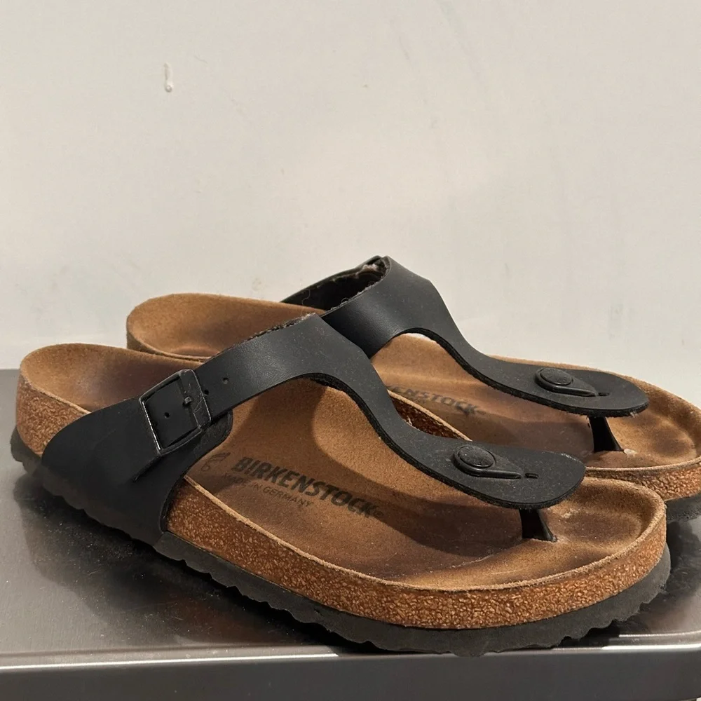 Birkenstock Gizeh Sandals - Picture 2 of 4